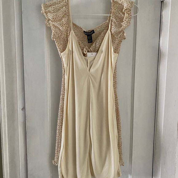 Short Sleeve Sweetheart Neck with Tie Detail Tan Spotted Body-con Dress - Picture 7 of 10